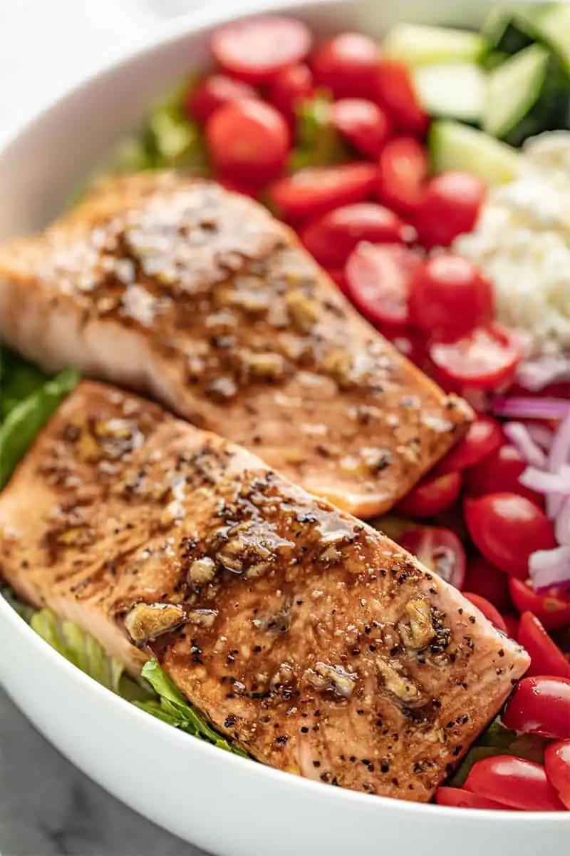 Easy Balsamic Salmon Salad: A 20-Minute Gourmet Dinner